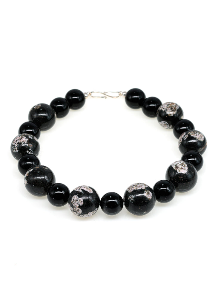 Siri: snow flakes obsidian, onyx