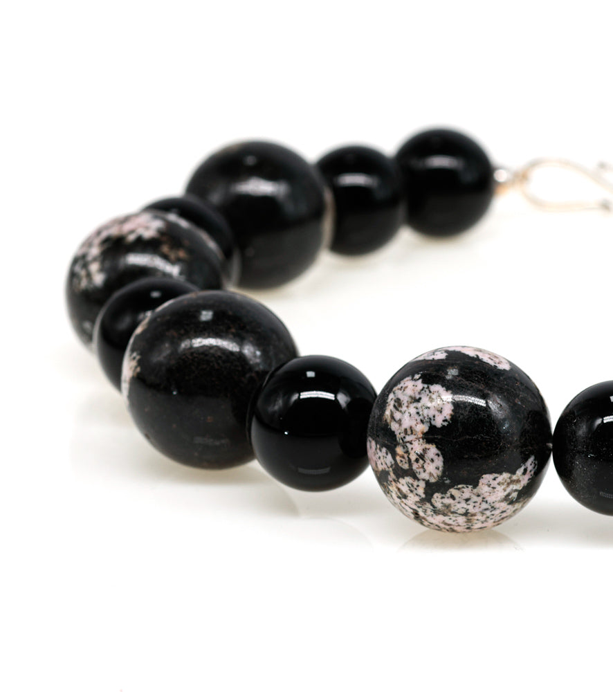 Siri: snow flakes obsidian, onyx
