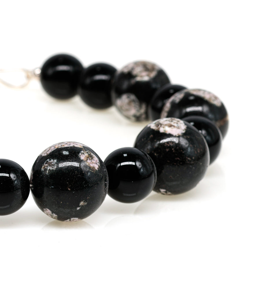 Siri: snow flakes obsidian, onyx