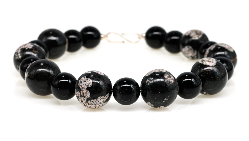 Siri: snow flakes obsidian, onyx